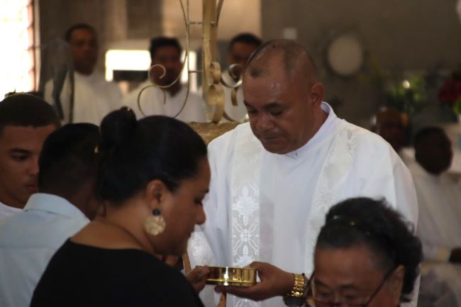 lomano distributes communion.jpg